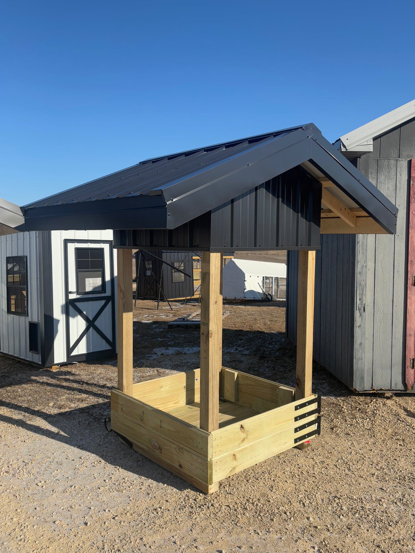 4’ x 4’ hay feeder in black