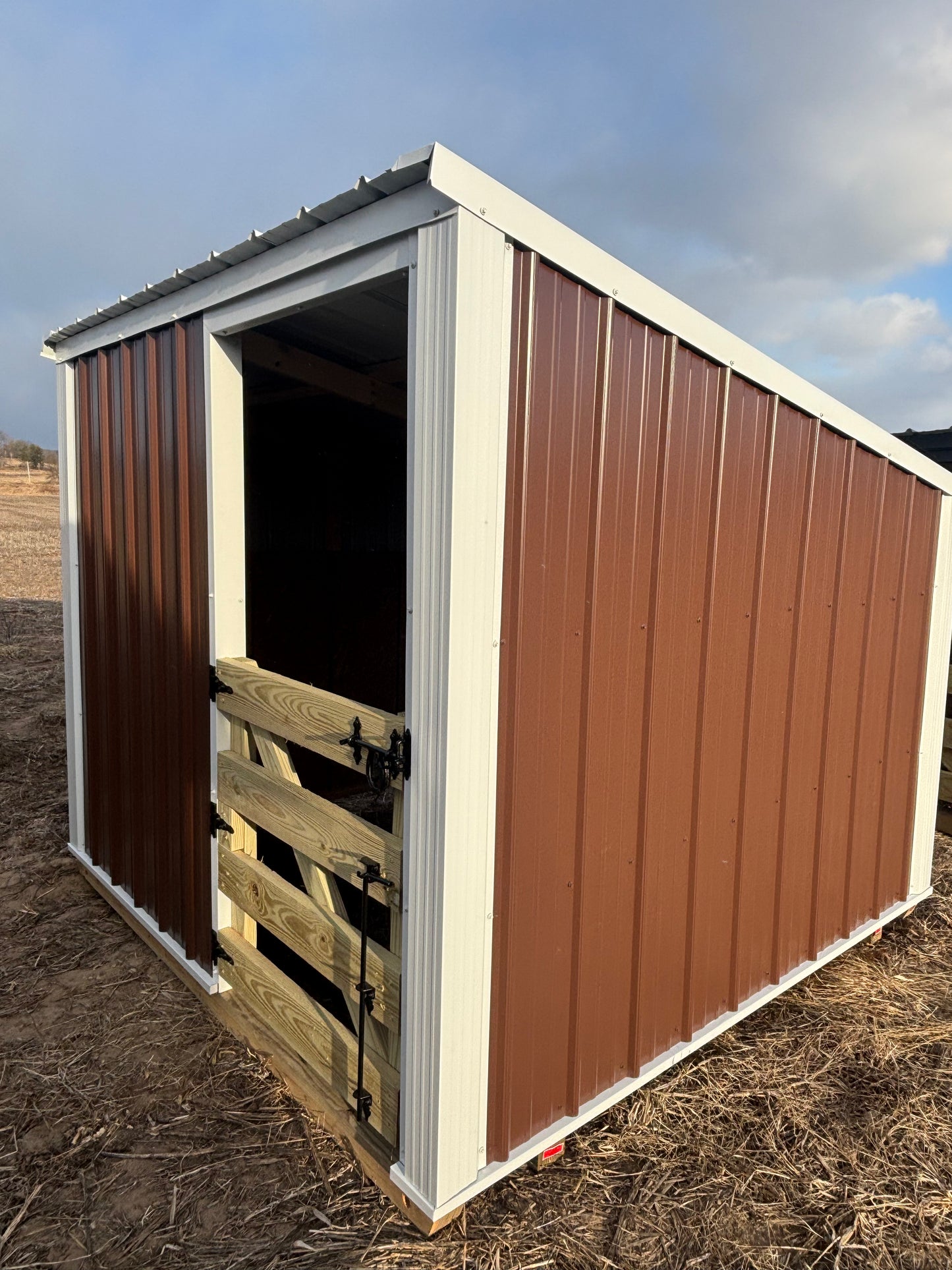 8’ x 8’ brown/white shelter with gate