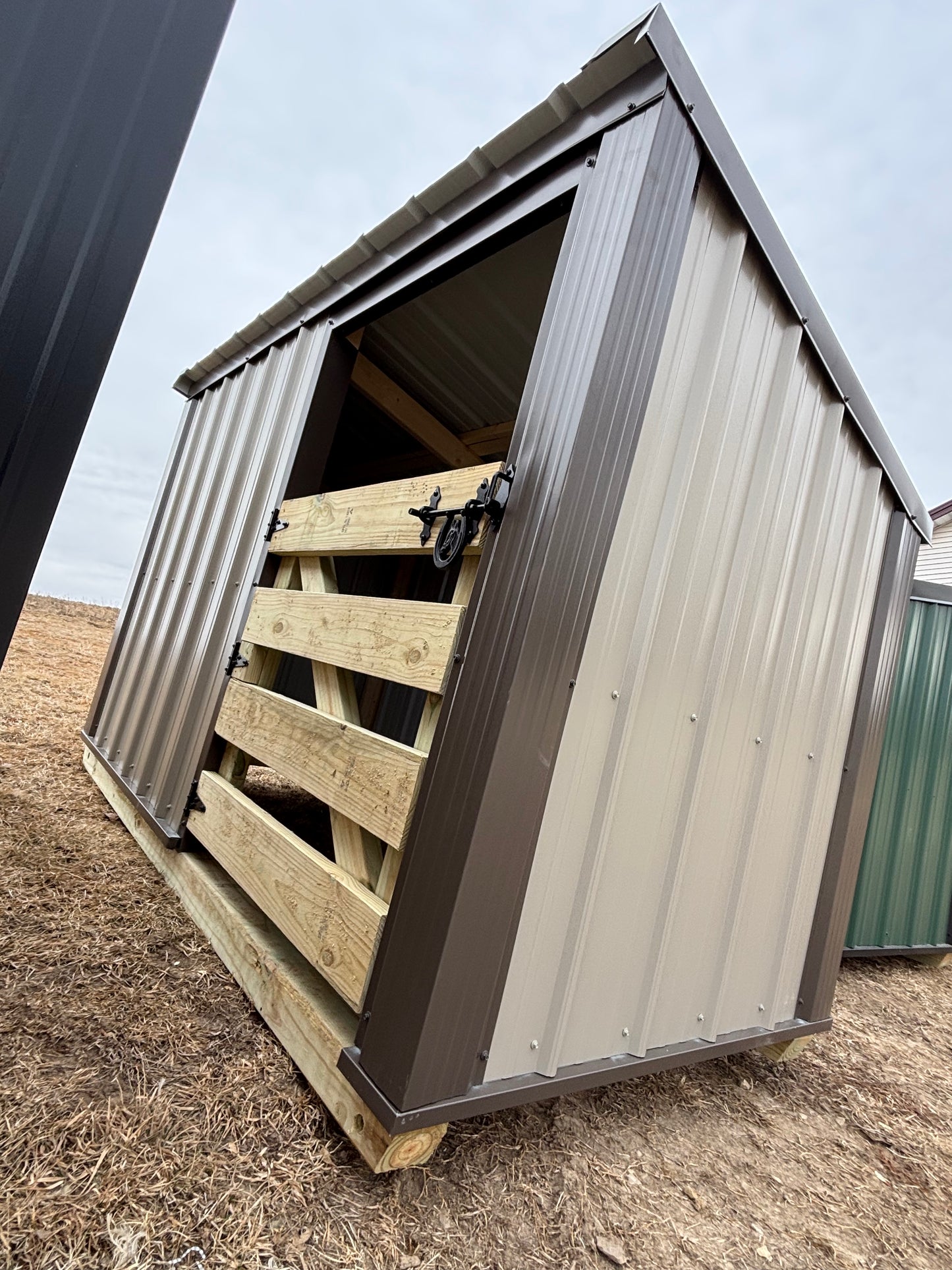 4 x 8 small animal shelter with gate