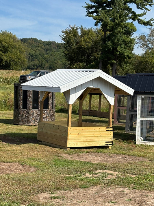 6’ x 6’ Hay feeder in white