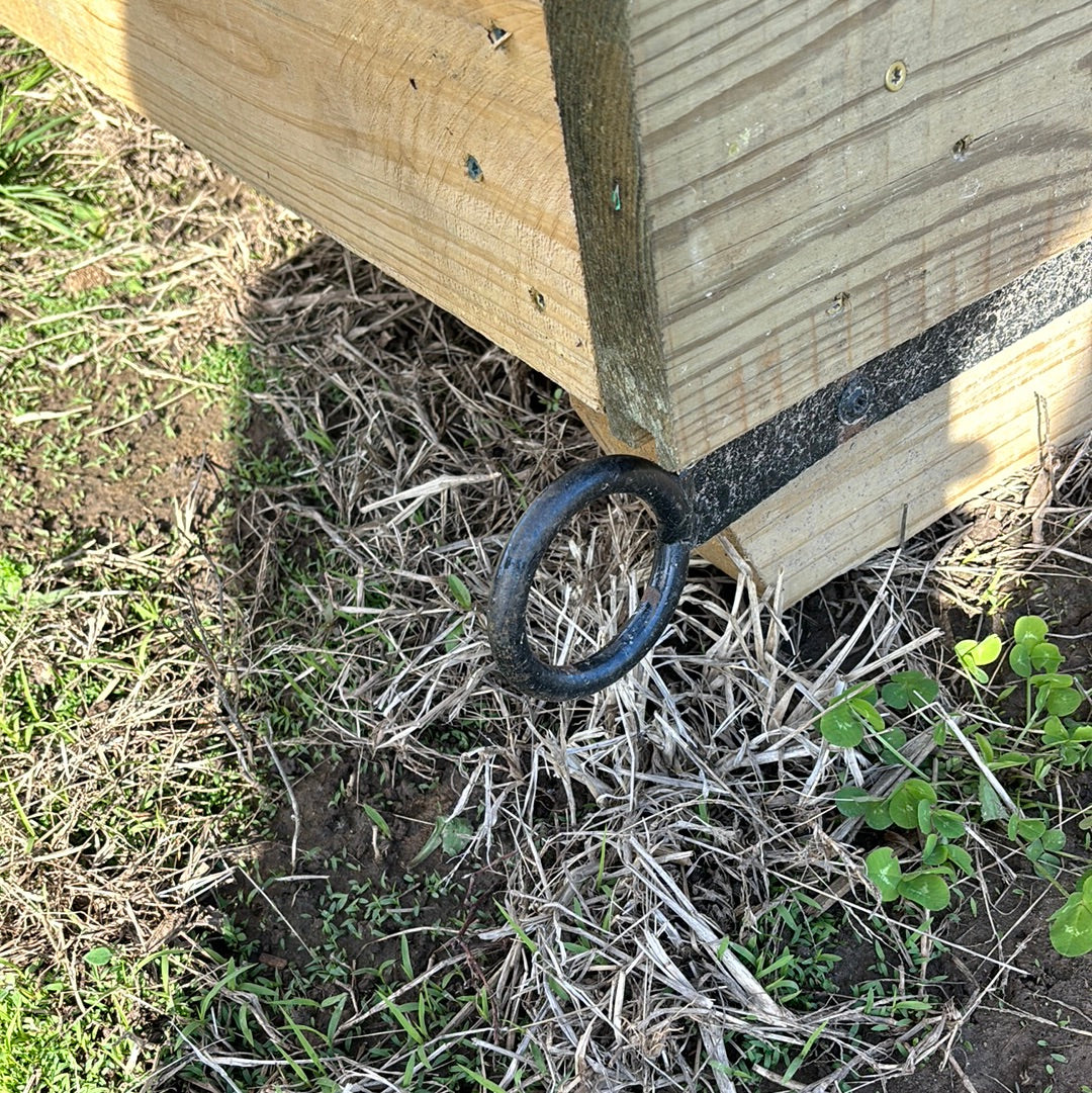 6 x 6 hay feeder Red sides, ivory roof and trim