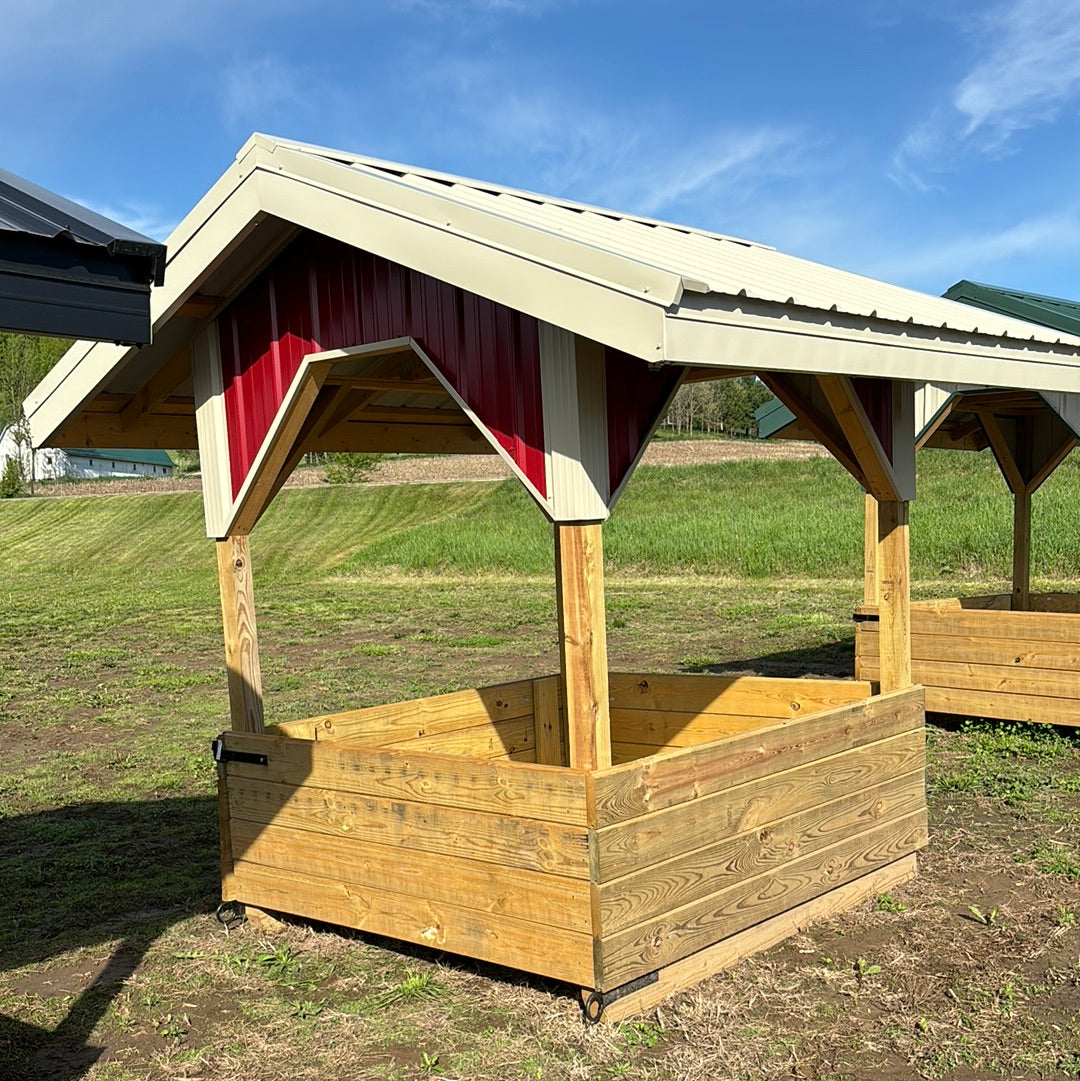 6 x 6 hay feeder Red sides, ivory roof and trim