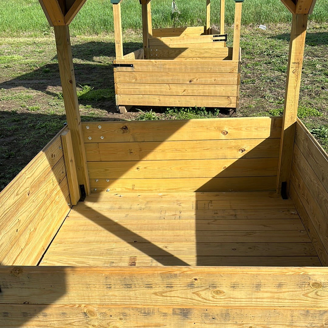 6 x 6 hay feeder Red sides, ivory roof and trim